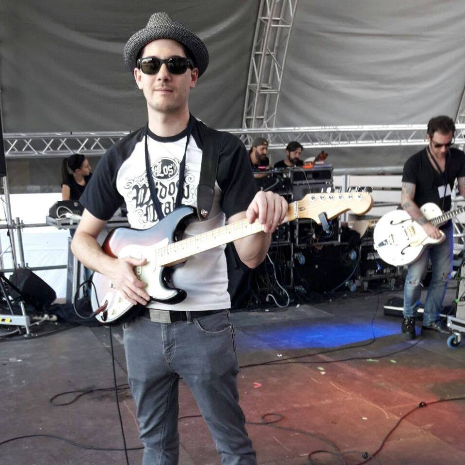 Espacio acondicionado para clases de guitarra y grabación