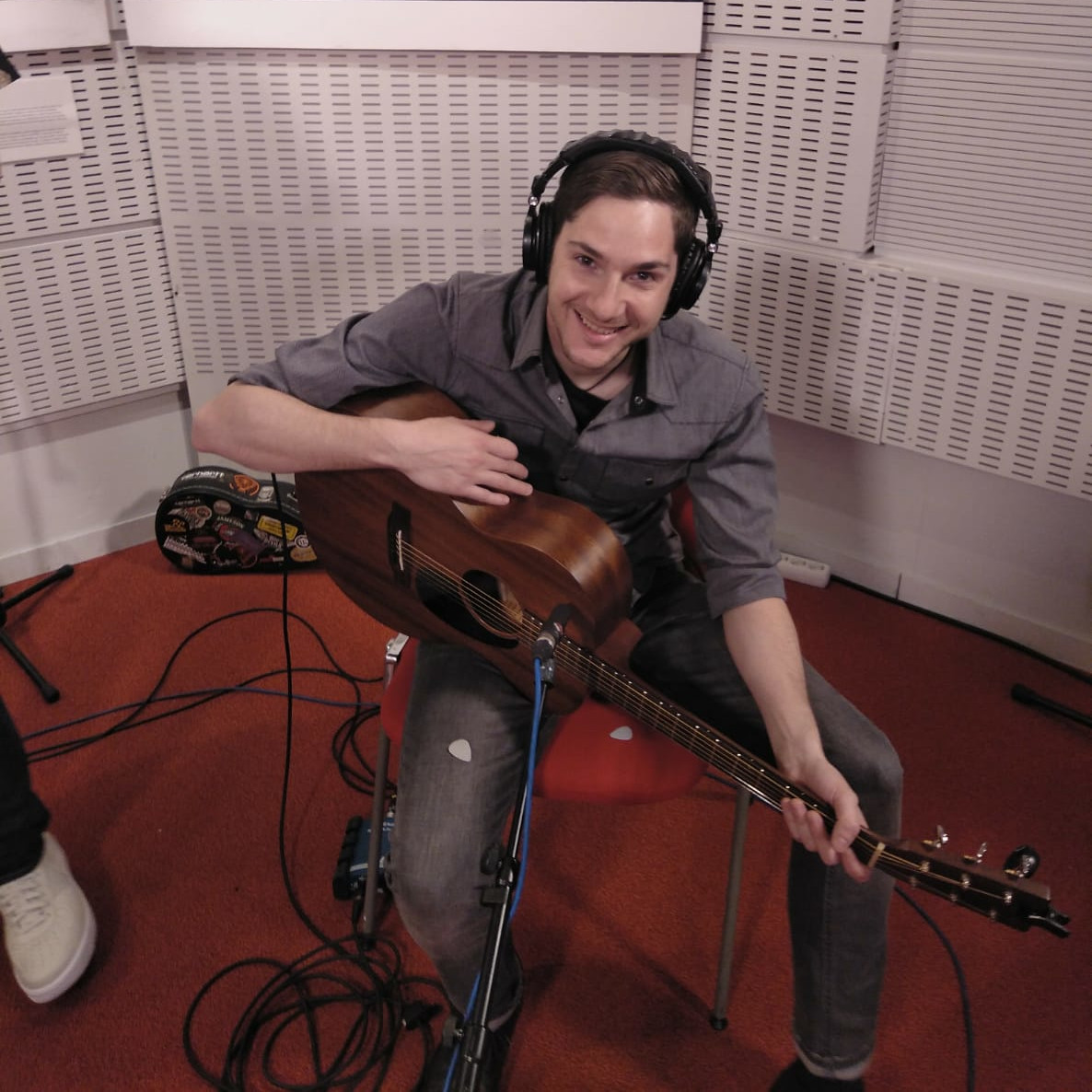 Mike Martínez tocando la guitarra