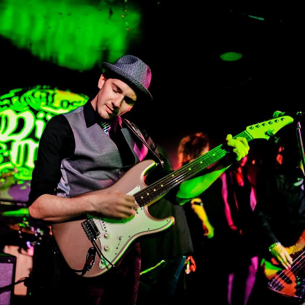 Mike Martínez con guitarra eléctrica